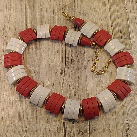 Vintage Red & White Mod Plastic Necklace--38 - Picture 4 of 4
